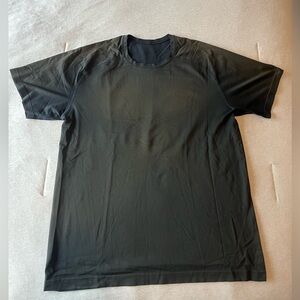 Lululemon Metal Vent Tech Short Sleeve Shirt. Great pre-owned condition. XL